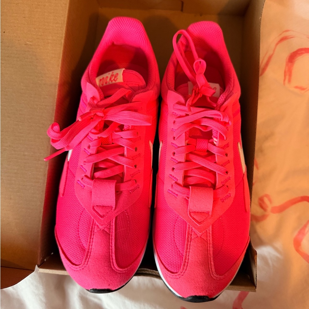 Nike Women's Bright Pink Sneakers